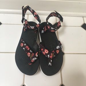 Platform Teva’s white and black with floral strap